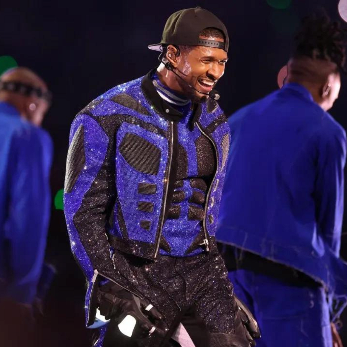 Ținutele personalizate Off-White și Dolce & Gabbana ale lui Usher fură privirile la spectacolul din pauză